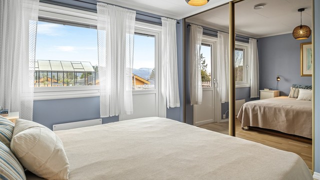 Fra hovedsoverommet er det direkte utgang til den sørvendte terrassen.