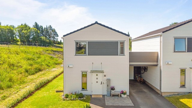 Eiendommen har to terrasser og hage som vender ut mot grøntarealer.
Foto: Anders Botnmark.