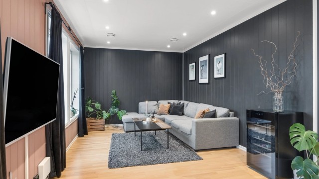 Stuen har gjennomgående eikeparkett og innfelte downlights i himlingen som gir god grunnbelysning.