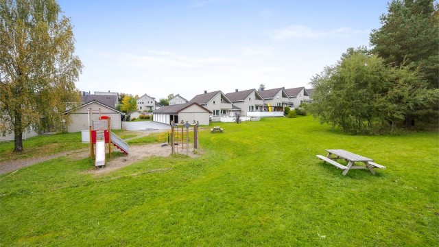 Store, grønne fellesarealer med lekeplass og balløkke rett utenfor.