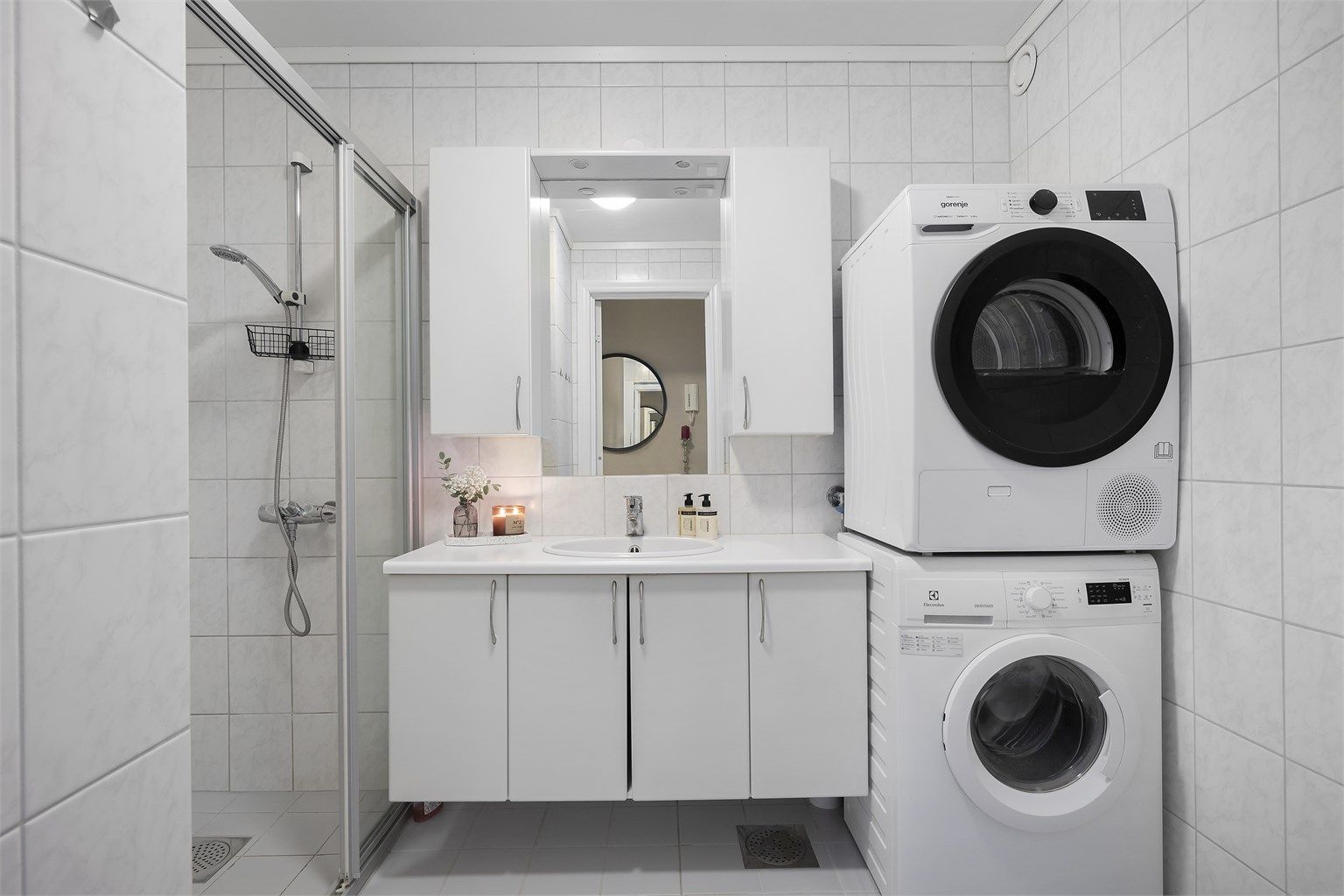 Baderommet er godt utstyrt med vegghengt baderomsinnredning som innehar godt med oppbevaringsmuligheter for både toalettsaker og håndklær