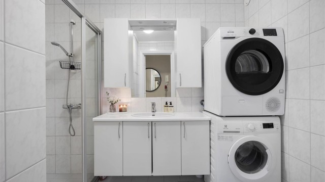 Baderommet er godt utstyrt med vegghengt baderomsinnredning som innehar godt med oppbevaringsmuligheter for både toalettsaker og håndklær