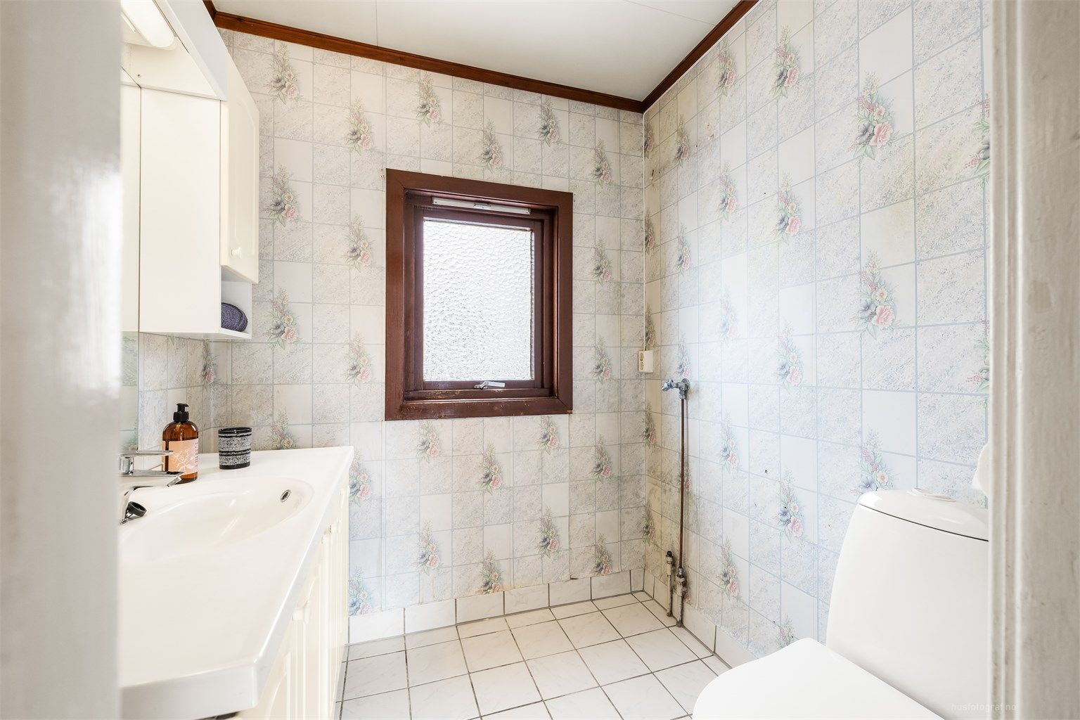 For økt komfort er det varmekabler i gulvet på badet i første etasje.