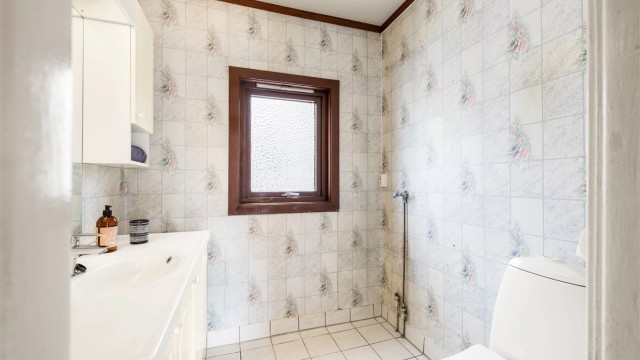 For økt komfort er det varmekabler i gulvet på badet i første etasje.