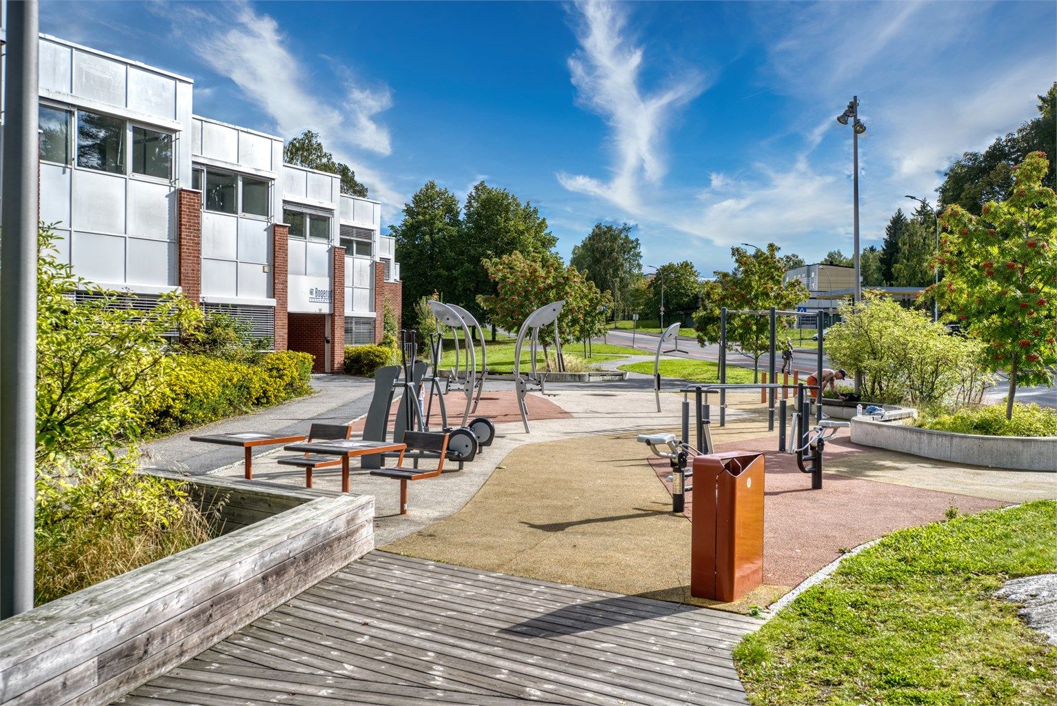 Utendørs treningspark like ved.