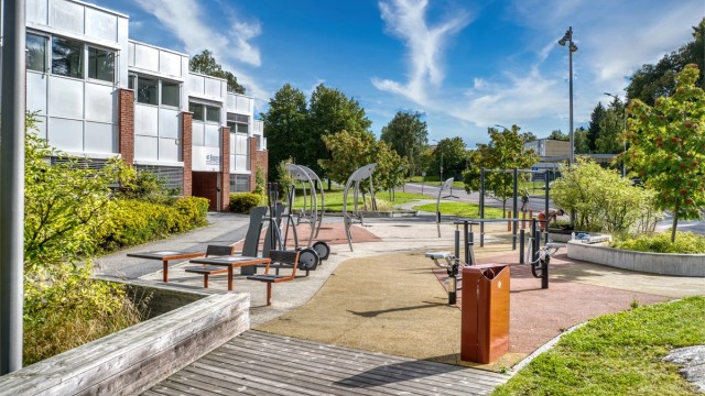 Utendørs treningspark like ved.