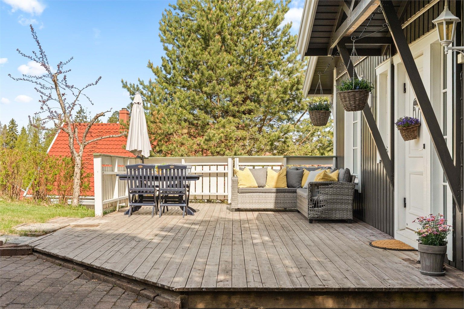 Terrassen er på 33 m² og fungerer som en naturlig forlengelse av uteområdet.