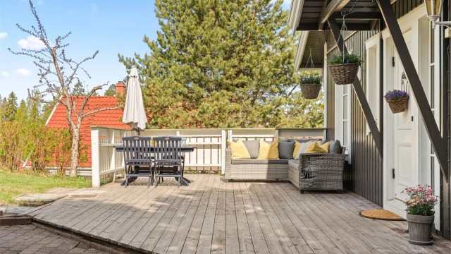 Terrassen er på 33 m² og fungerer som en naturlig forlengelse av uteområdet.
