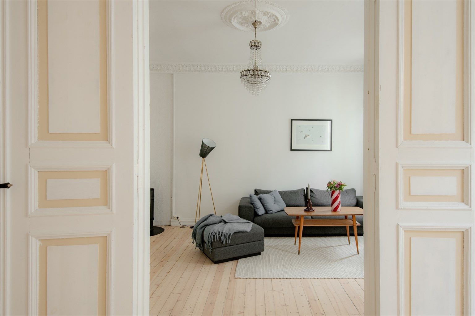 En lys, klassisk og og gjennomgående leilighet med mye sjarm. 