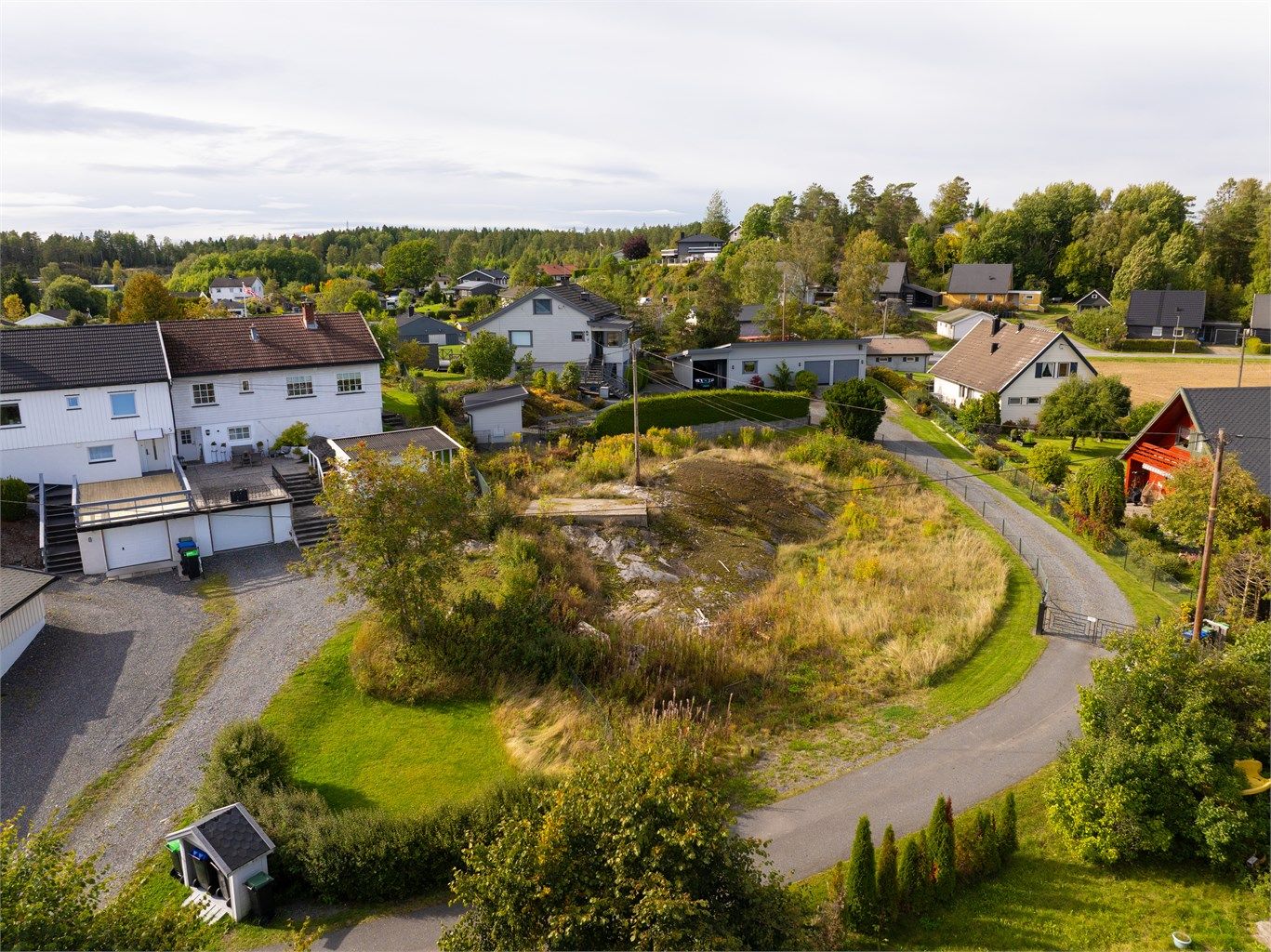 Eiendommen ligger i et uregulert område som er avsatt til boligformål i kommunens arealplan.