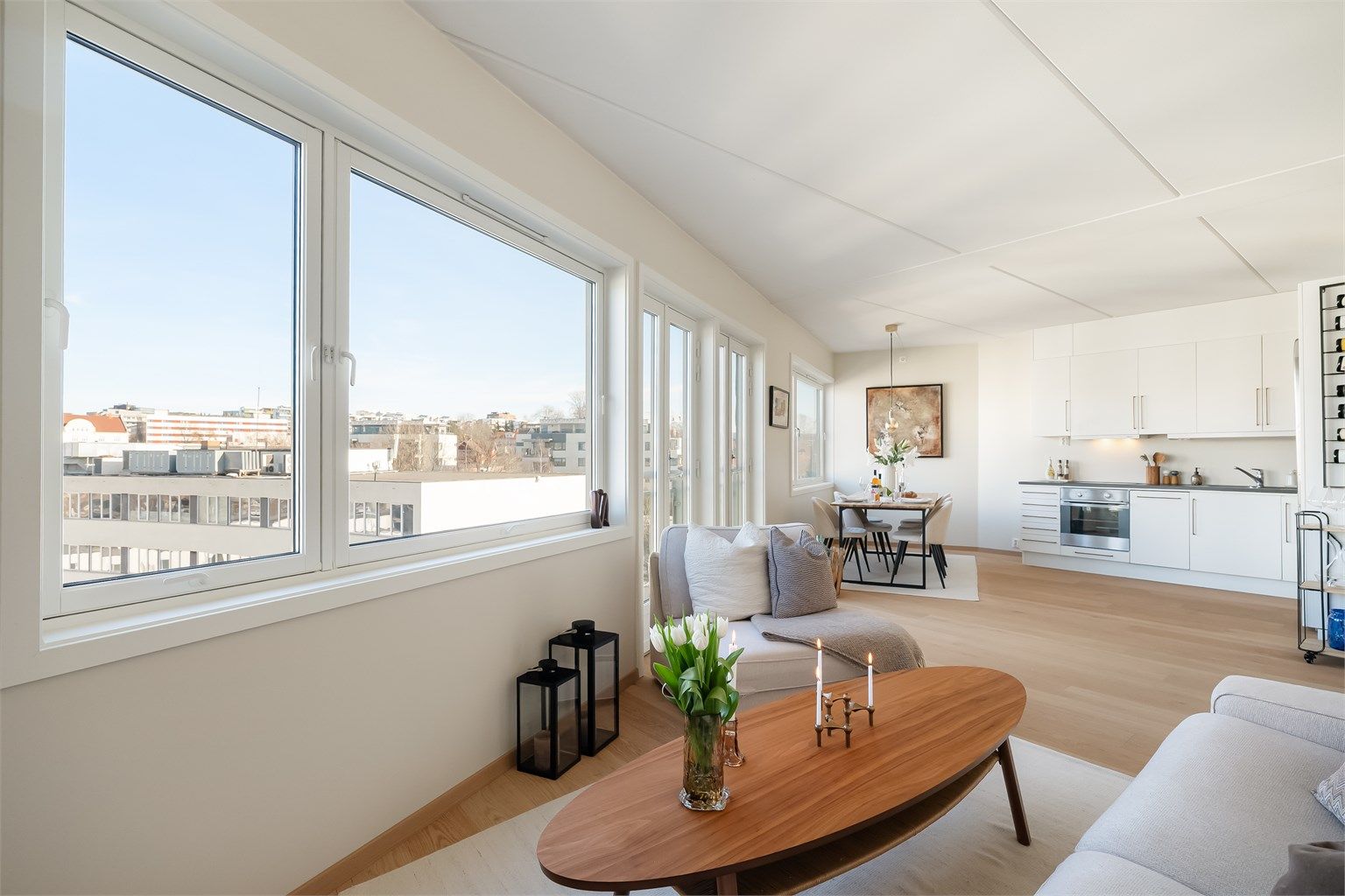 Dette er en svært lys og tiltalende 2-roms toppleilighet i moderne bygg fra 2007 med gjennomgående god standard. 