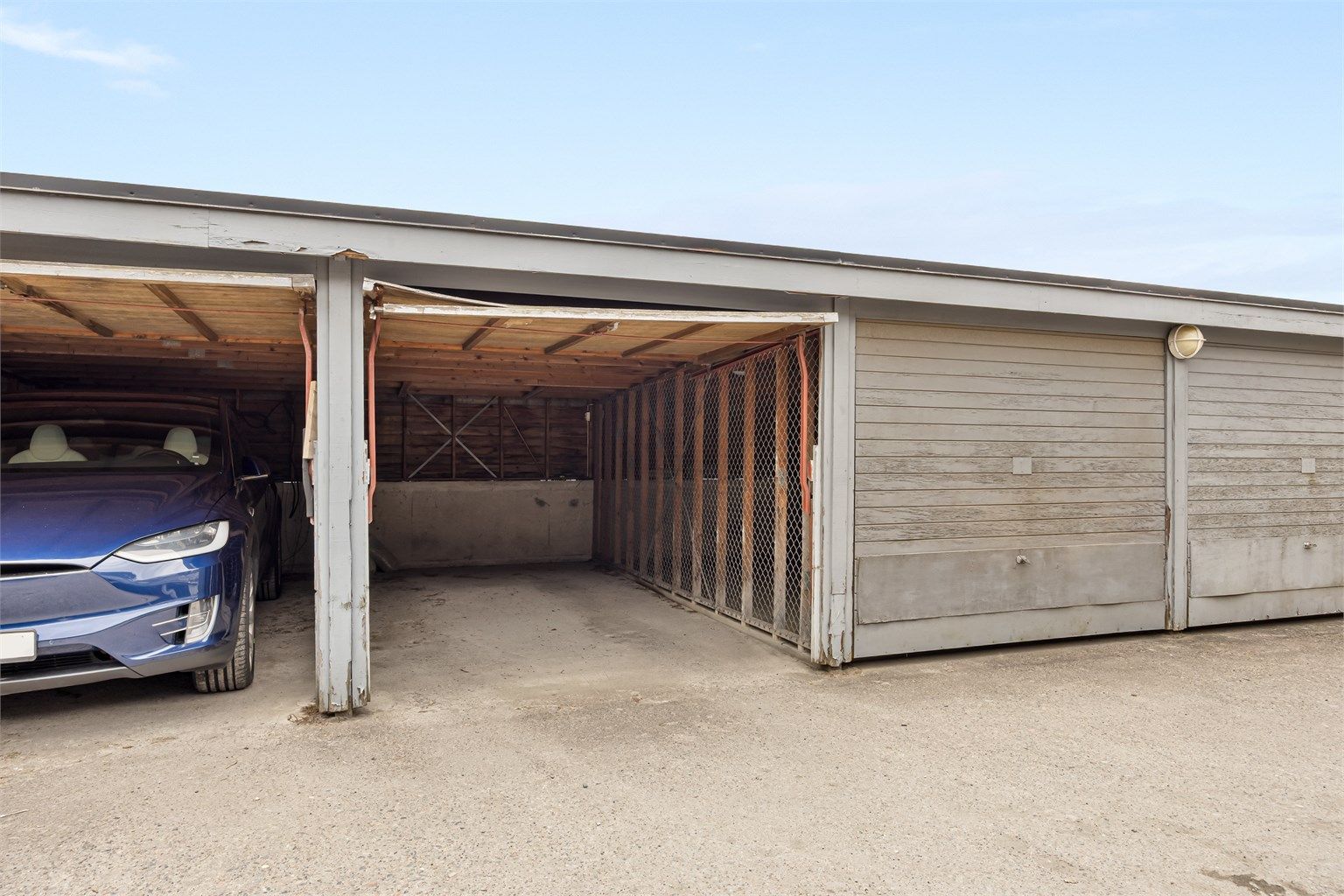 Leiligheten disponerer en garasjeplass i felles garasjerekke. Det er planlagt renovering av garasjene. Se punkt parkering i salgsoppgaven.