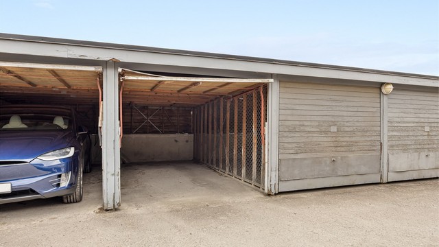 Leiligheten disponerer en garasjeplass i felles garasjerekke. Det er planlagt renovering av garasjene. Se punkt parkering i salgsoppgaven.