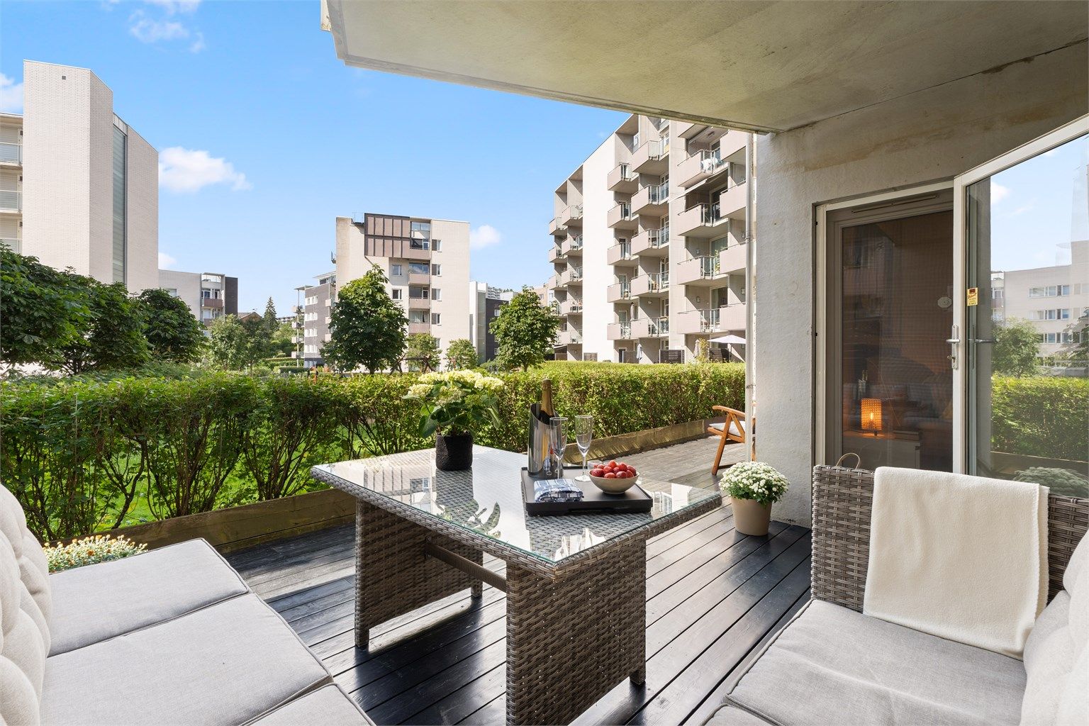 Leiligheten har en stor markterrasse med ettermiddagssol.