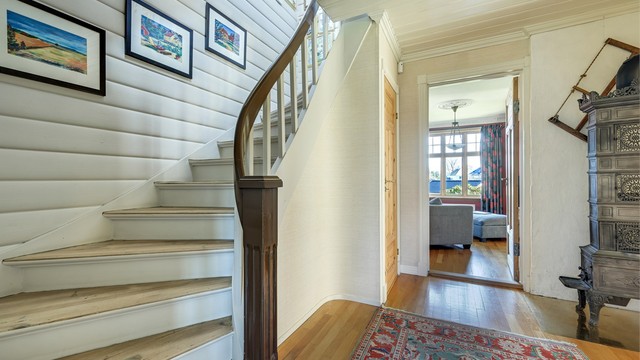 Den malte tretrappen binder etasjene sammen på en elegant måte.