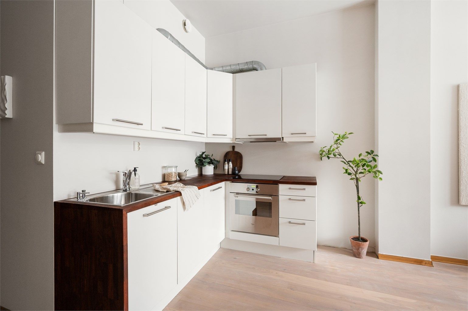 Kjøkkenet har en generøs takhøyde og en åpen kjøkkenløsning. Kjøkkenet er utstyrt med glatte fronter og benkeplate av heltre. Det er nedfelt oppvaskkum i rustfritt stål med ett-greps armatur i tillegg til integrert oppvaskmaskin og stekeovn.