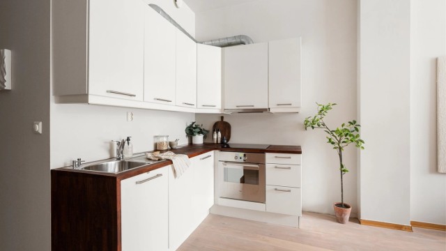 Kjøkkenet har en generøs takhøyde og en åpen kjøkkenløsning. Kjøkkenet er utstyrt med glatte fronter og benkeplate av heltre. Det er nedfelt oppvaskkum i rustfritt stål med ett-greps armatur i tillegg til integrert oppvaskmaskin og stekeovn.