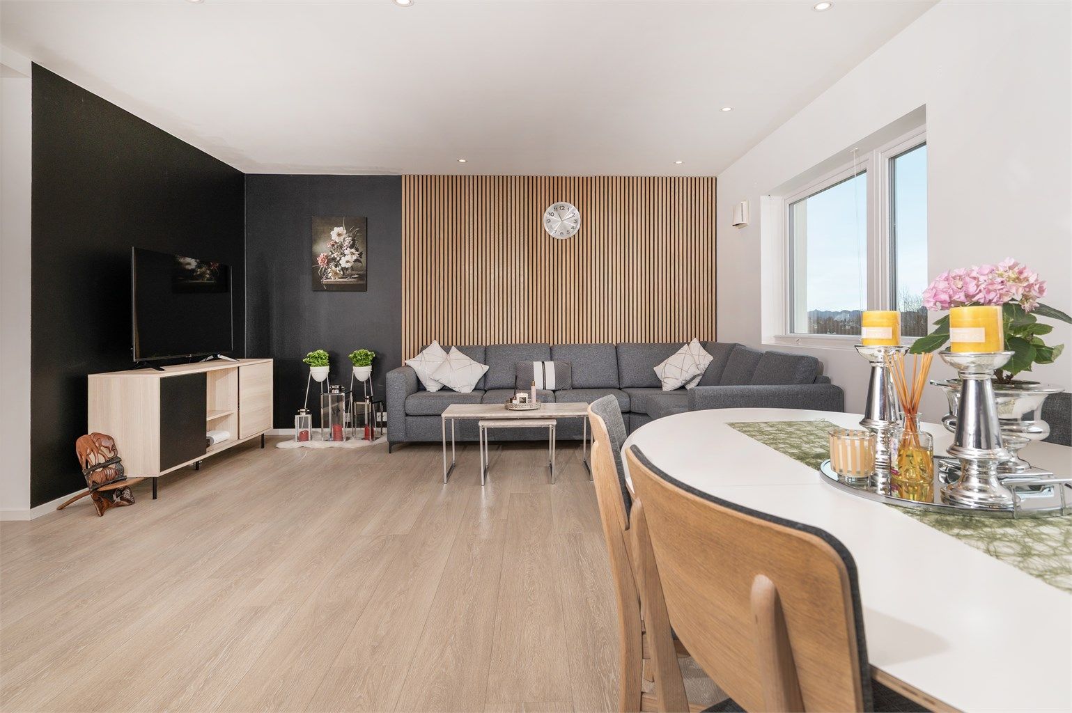 Stuen er romslig med god plass til en større sofagruppe og TV-møblement.