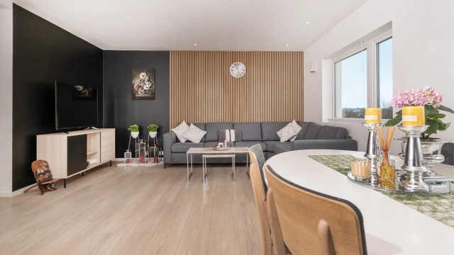 Stuen er romslig med god plass til en større sofagruppe og TV-møblement.