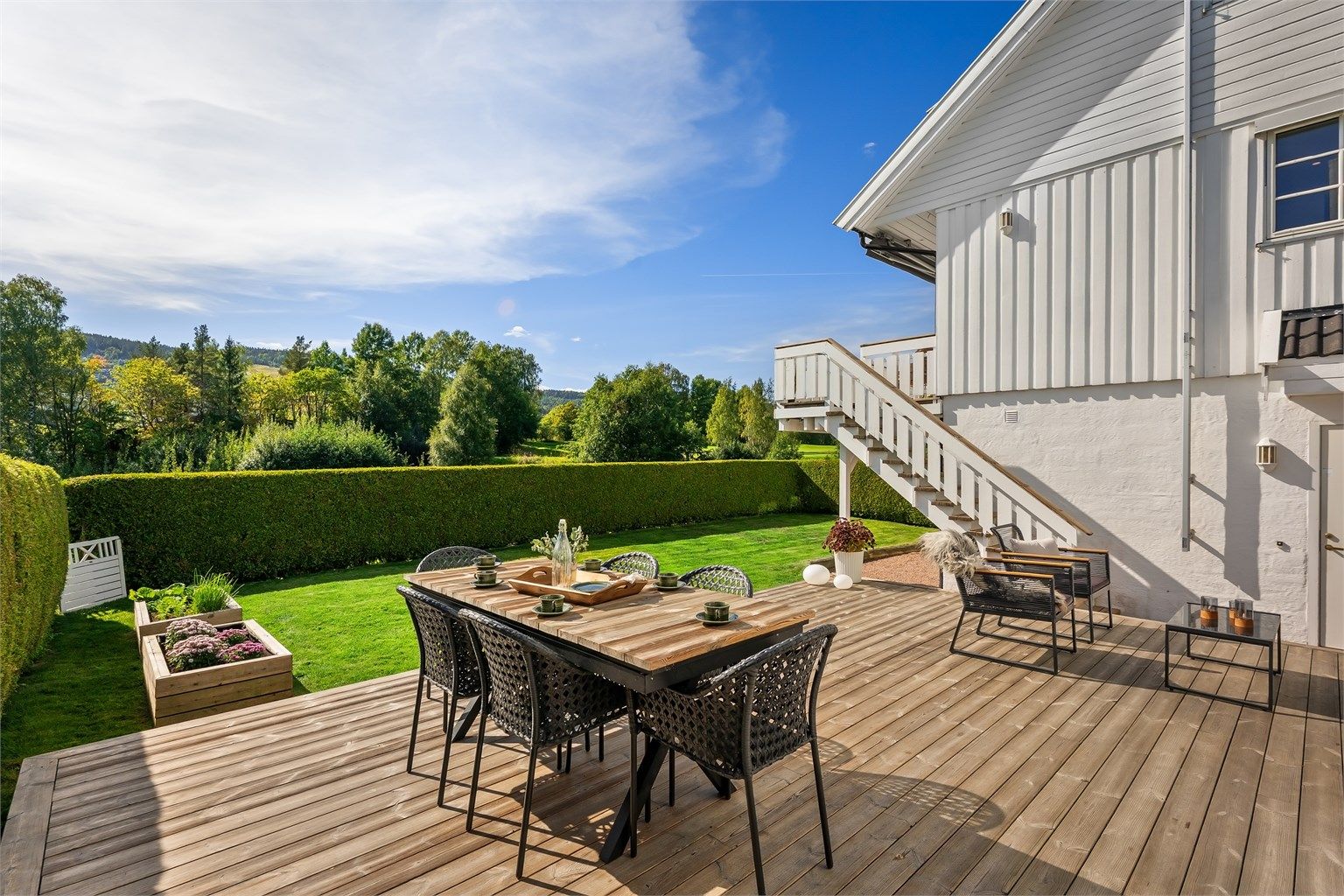 Meget barnevennlig og hyggelig halvpart tomannsbolig med hybel i kjelleren