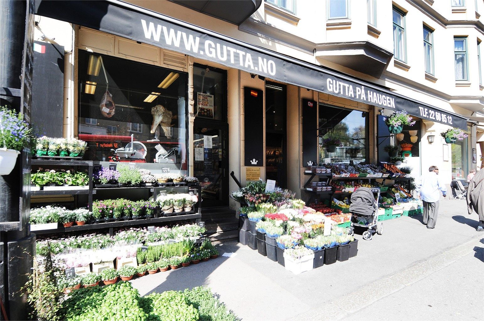 Gutta på Haugen ligger rett nedenfor leiligheten og er en spesialbutikk som er en av landets mest kjente delikatesseforretninger