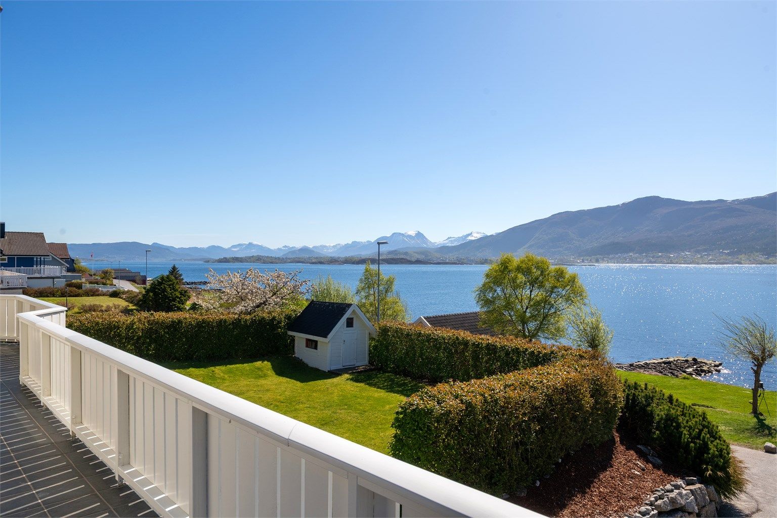 Fra den store terrassen er det en åpen utsikt over fjorden og fjellene