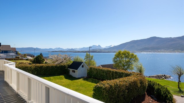 Fra den store terrassen er det en åpen utsikt over fjorden og fjellene