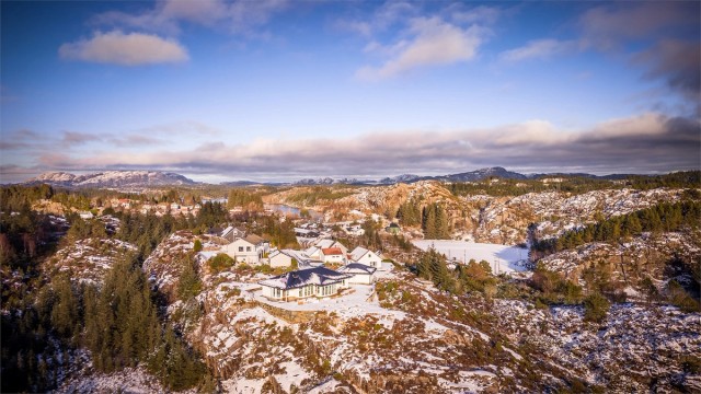 Mot Nord har man fantastiske Herdla med golfbane og friluftsliv, i bakkant ser man Eldsfjellet på Holsnøy -