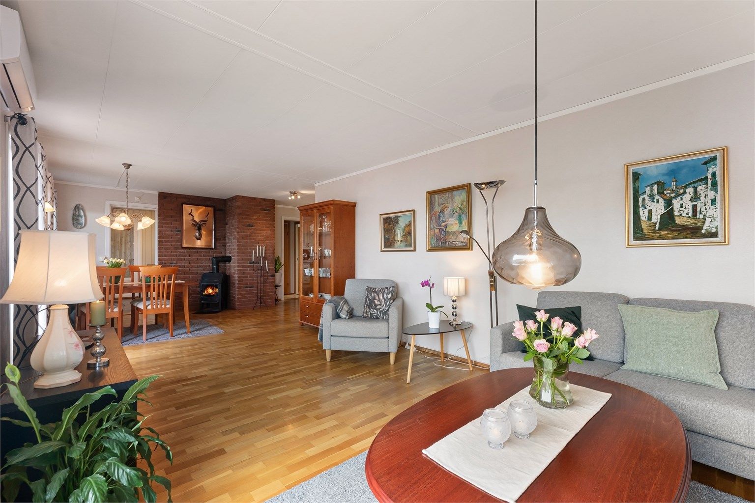 Stuen har plass til både sofagruppe og spiseplass, med en peisovn som gir ekstra varme og hygge.