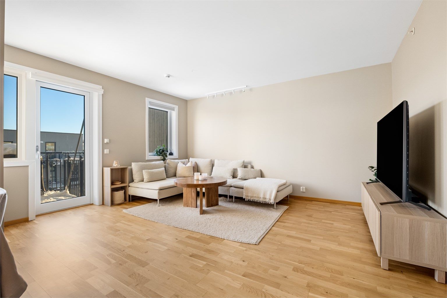 Stuen er et lyst og luftig rom med god plass til en romslig sofagruppe.