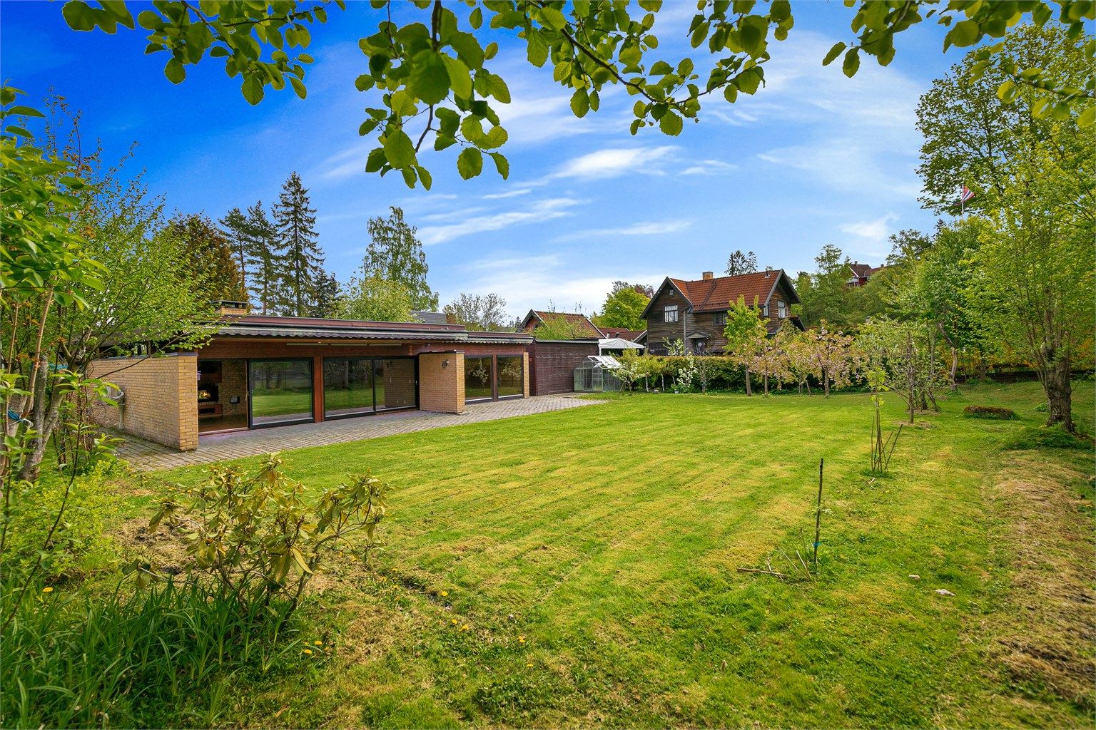 Enebolig over ett plan med stor hage og en gjennomgående planløsning.
Foto: Zovenfra AS