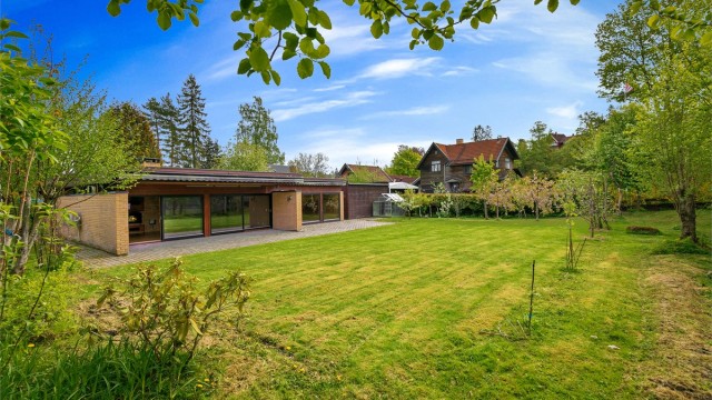 Enebolig over ett plan med stor hage og en gjennomgående planløsning.
Foto: Zovenfra AS