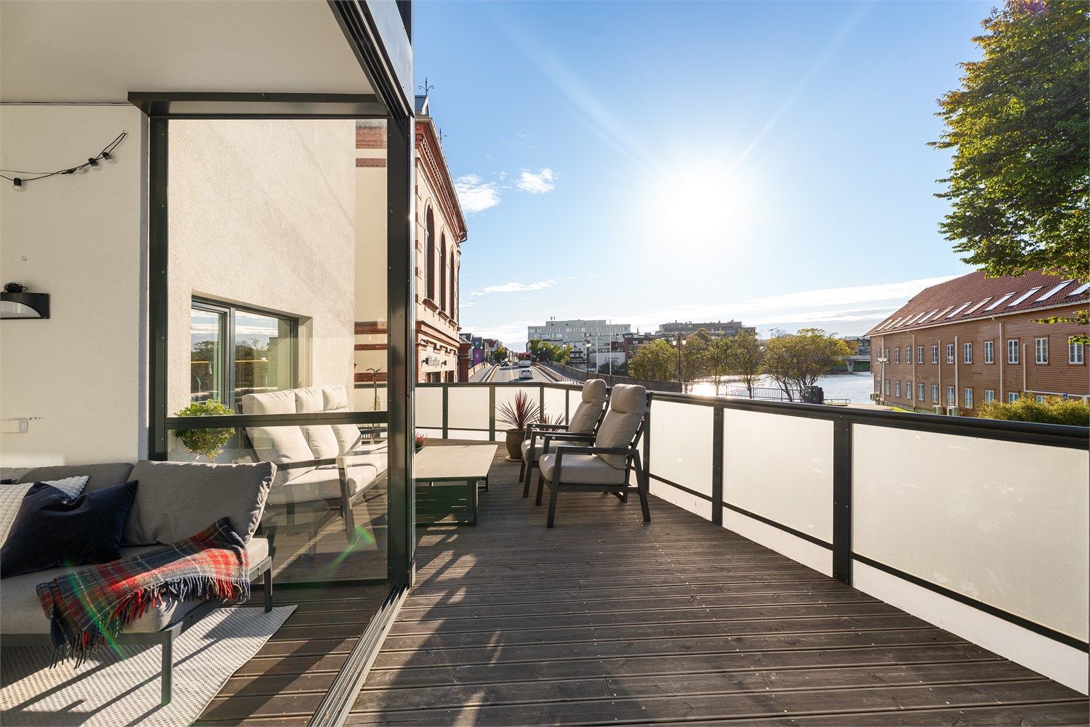 Stor, solrik terrasse hvor det er mulig å flytte på seg ettersom hvor solen står. 