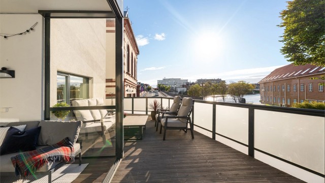 Stor, solrik terrasse hvor det er mulig å flytte på seg ettersom hvor solen står.