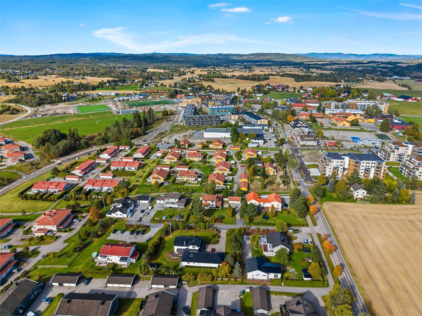 Bussholdeplassen Nystuen ligger få minutters gange unna med ruter mot Oslo og Gardermoen.