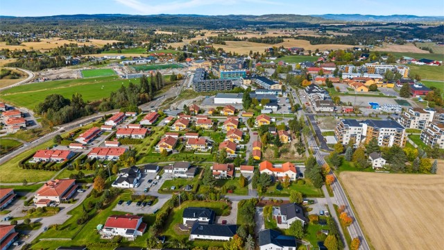 Bussholdeplassen Nystuen ligger få minutters gange unna med ruter mot Oslo og Gardermoen.