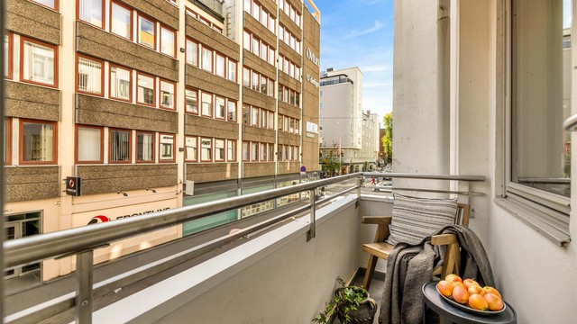 Balkong og attraktiv beliggenhet i enveiskjørt gate på Majorstuen, kun et steinkast unna Bogstadveien. Foto: Studio Solberg