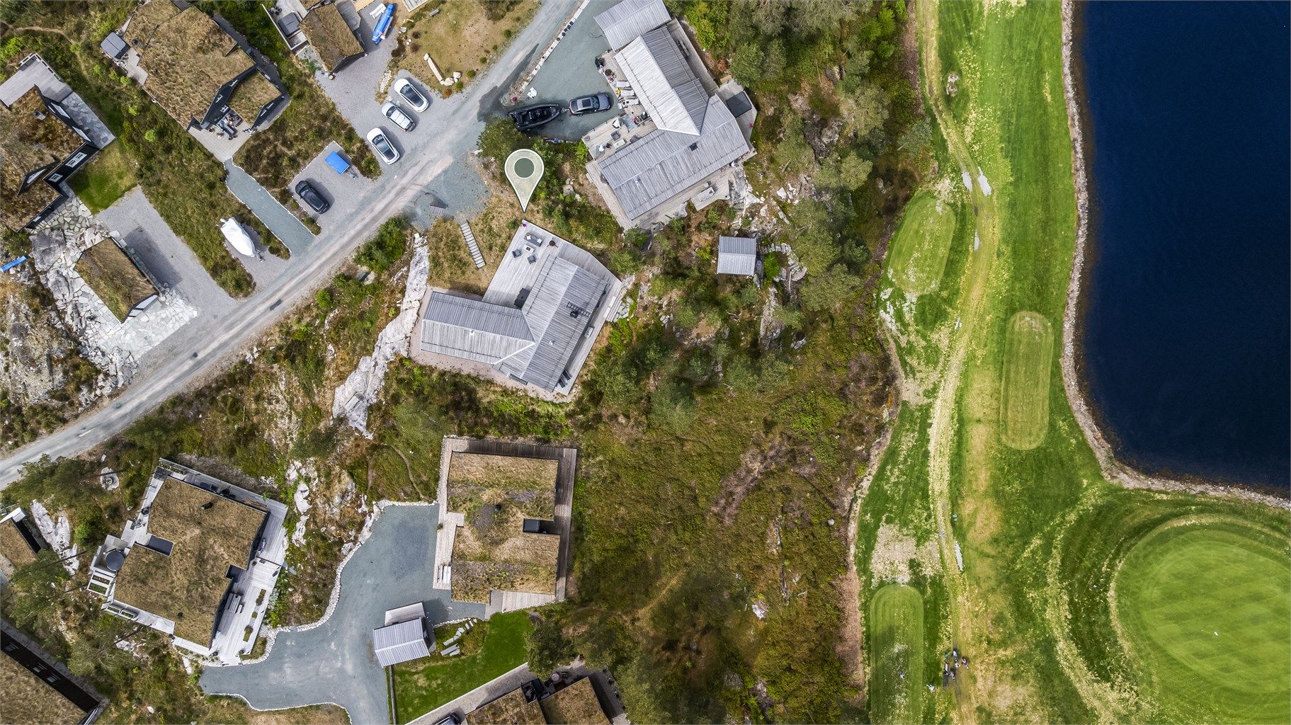 På eiendommen er det god plass til parkering og medfølgende elbil lader