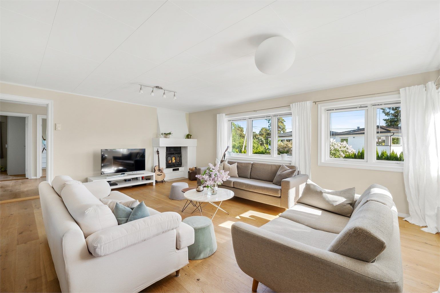 Stuen er lys og luftig med vindusrekker mot syd og vest