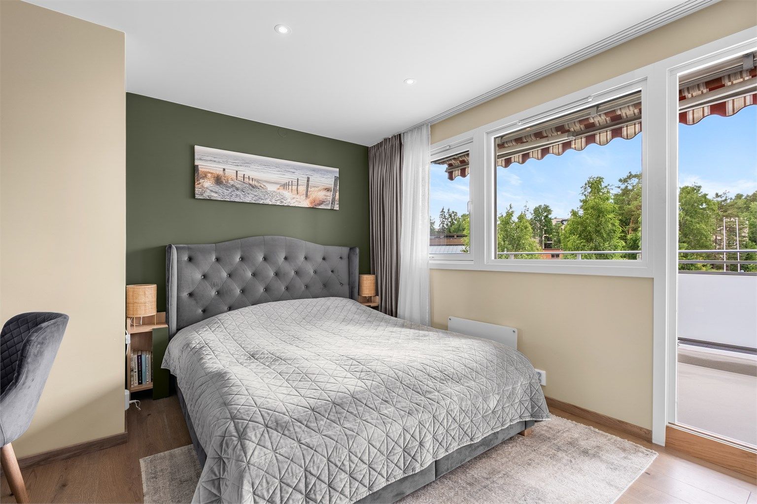 Soverom 1 - rommet er malt i behagelige farger - downlights - vindusflater langs hele veggen med lite innsyn