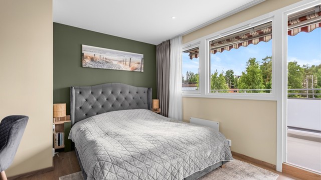 Soverom 1 - rommet er malt i behagelige farger - downlights - vindusflater langs hele veggen med lite innsyn