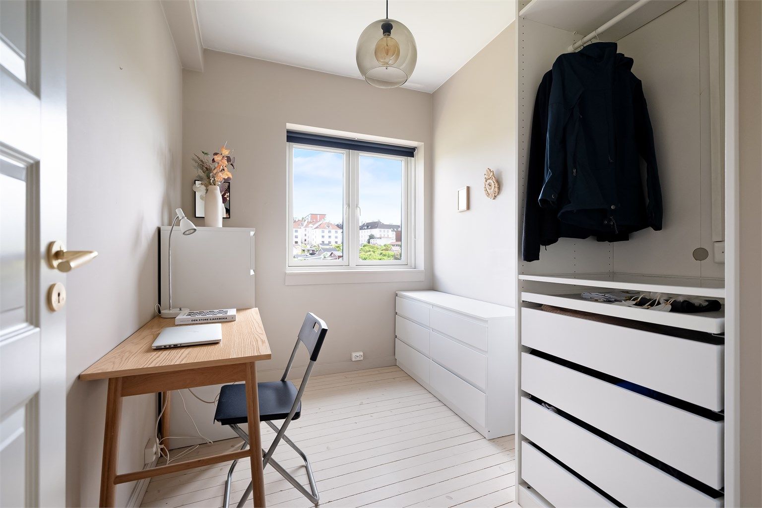 Soverom 2 passer seg ypperlig som barnerom, gjesterom og/eller kontor. 