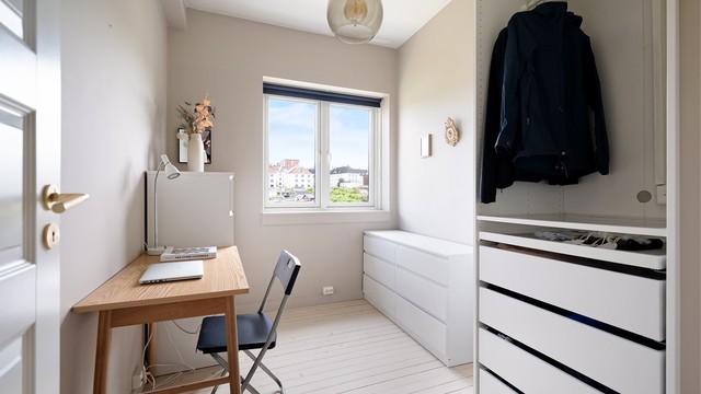 Soverom 2 passer seg ypperlig som barnerom, gjesterom og/eller kontor.