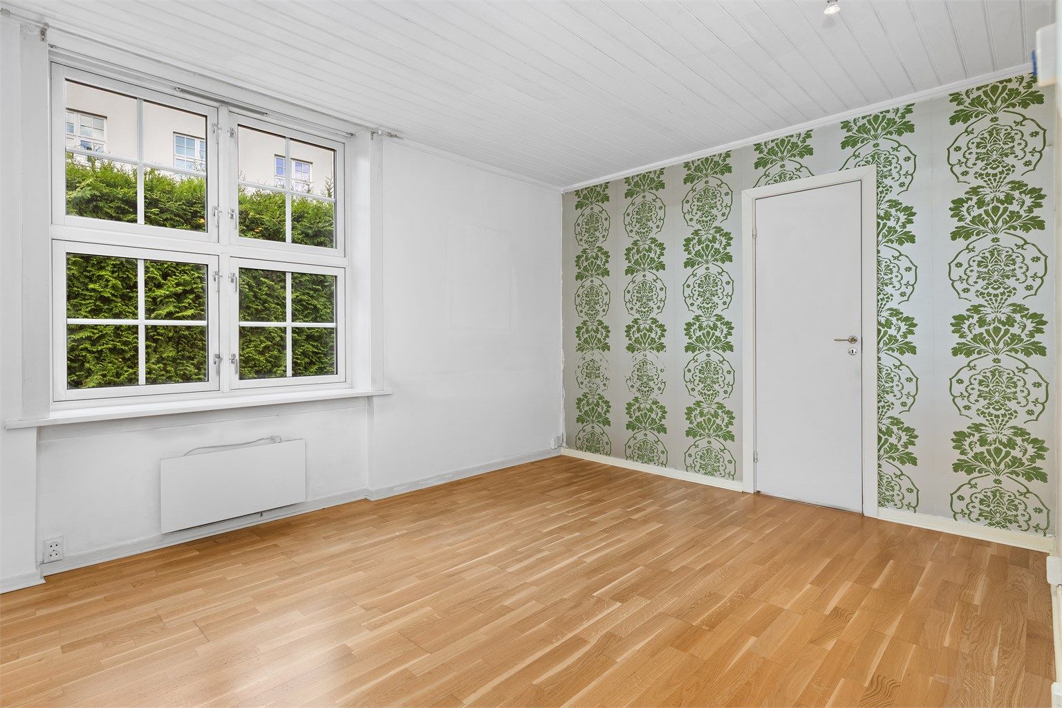 Stue med plass til sofakrok eller valgt møblering. Dør til leilighetens soverom.