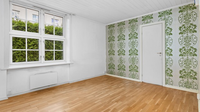 Stue med plass til sofakrok eller valgt møblering. Dør til leilighetens soverom.