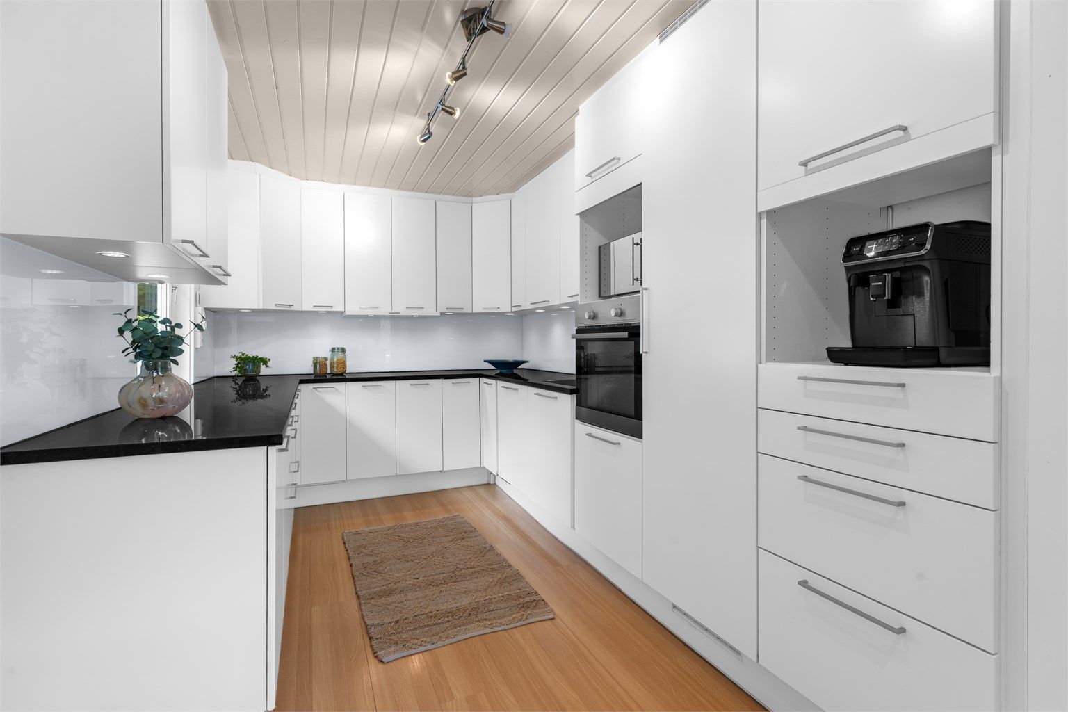 JKE kjøkken(2010) - integrerte hvitevarer som oppvaskmaskin, stekeovn, nedfelt induksjonstopp og kjøleskap og disse medfølger