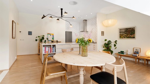 Leiligheten har vannbåren varme fra radiatorer og balansert ventilasjon.
