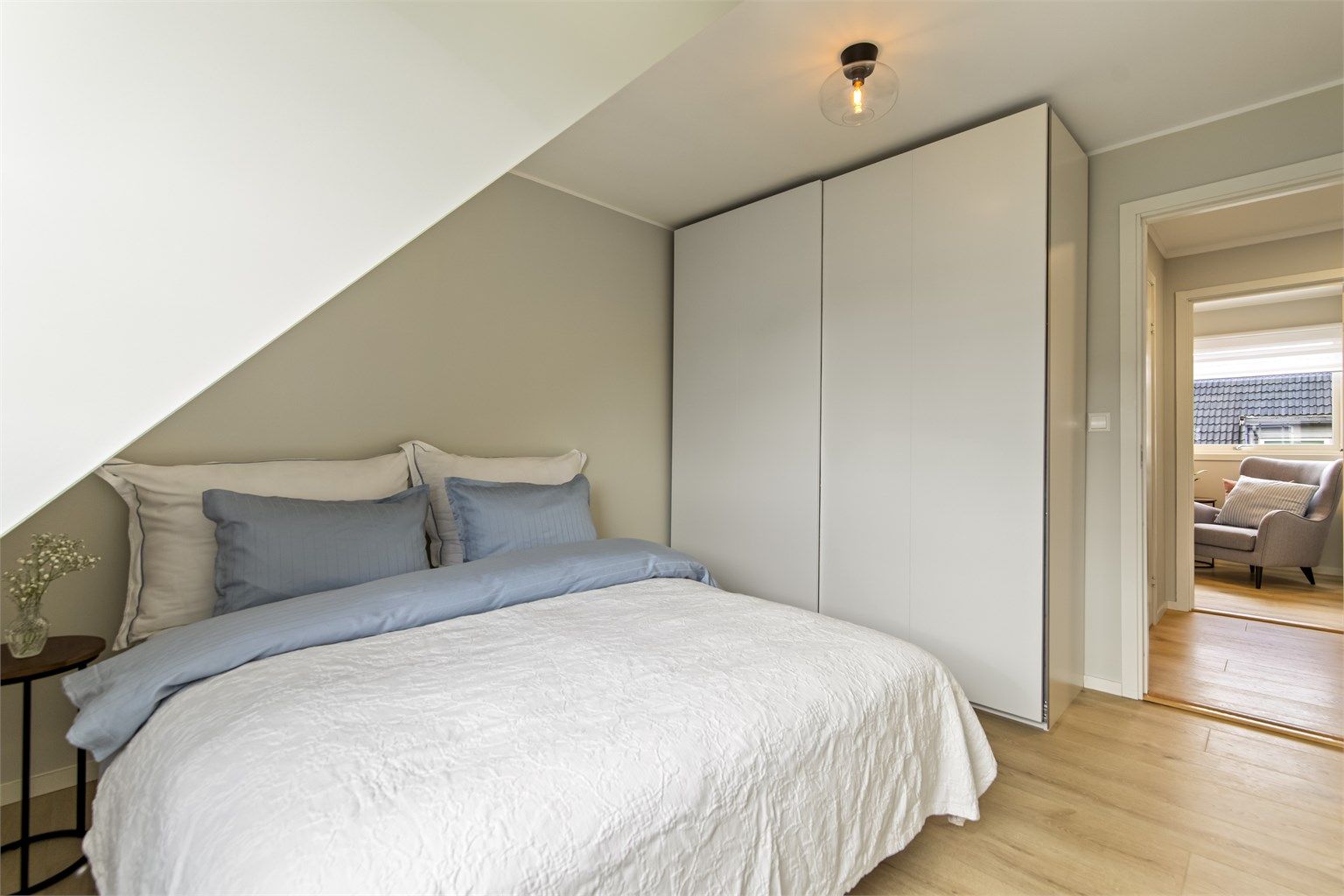 Dette soverommet er utstyrt med en praktisk skyvedørsgarderobe.