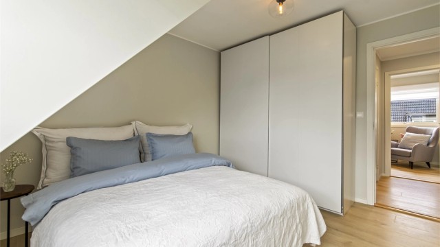 Dette soverommet er utstyrt med en praktisk skyvedørsgarderobe.
