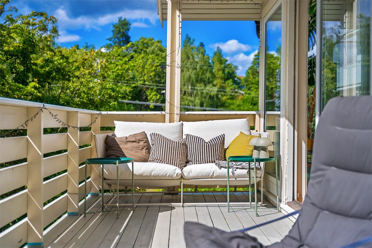 Balkongen utenfor stuen har god plass til en hyggelig sittegruppe.
